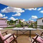 Charming With Shared Pool Beahost Apartmán Peroj