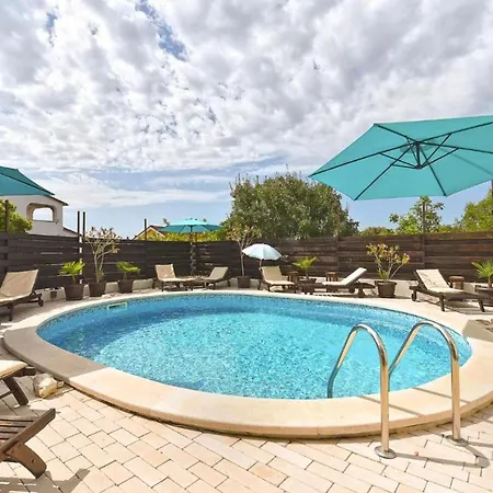 Charming With Shared Pool Beahost