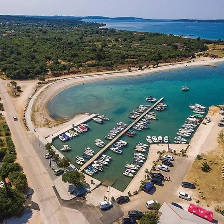 Apartmán Charming With Shared Pool Beahost