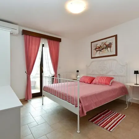 Charming With Shared Pool Beahost Apartment Peroj
